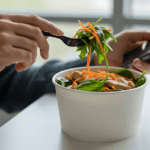 Las 5 opciones saludables para calmar el hambre en el trabajo sin caer en las galletitas