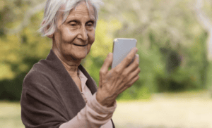¿El celular puede dañar la mácula?